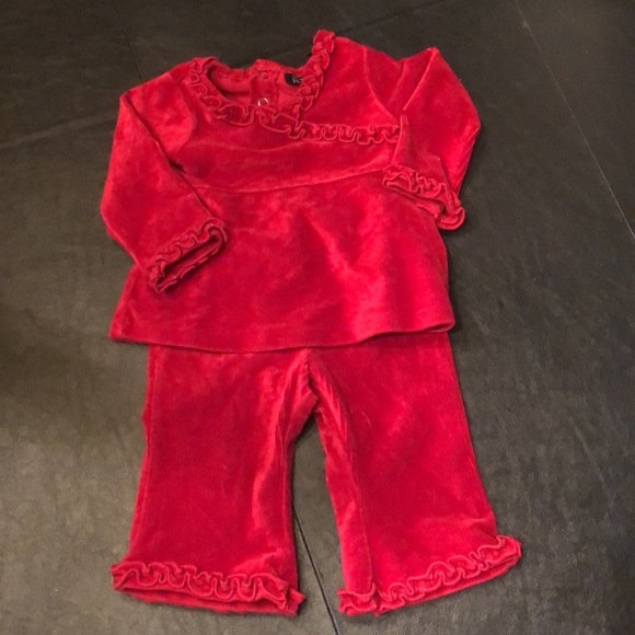 The Children’s Place stretch red velvet outfit size 6-9 months